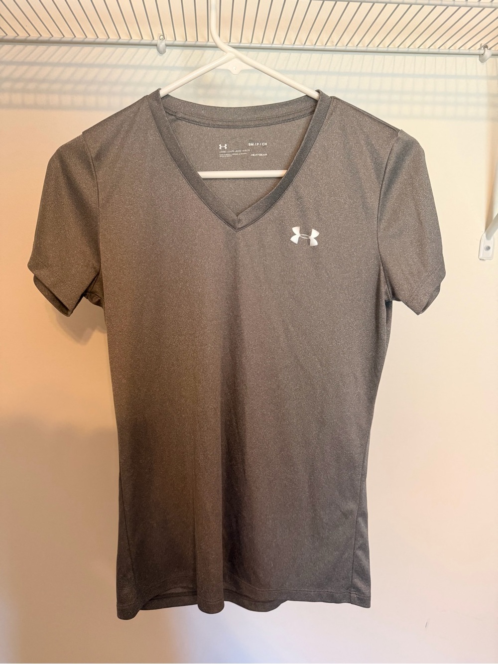 EUC Under Armour Women’s Tech Gray V-Neck Short Sleeve Tee Size S